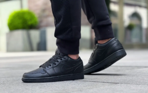 Giay Nike Air Jordan 1 Low 2022 'Triple Black' 553558-093