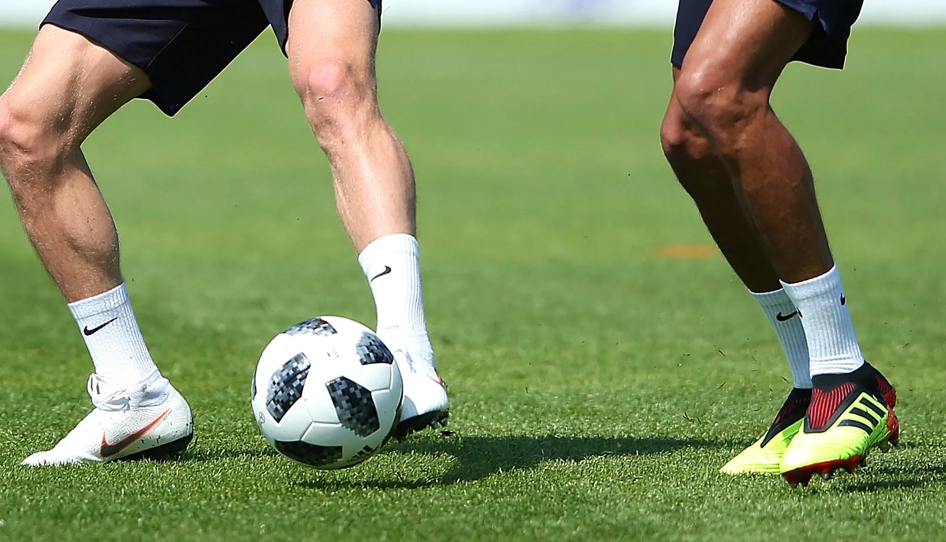 Hinh anh 1: Giay bong da cua cac sieu sao: Mbappe, Messi, Ronaldo...