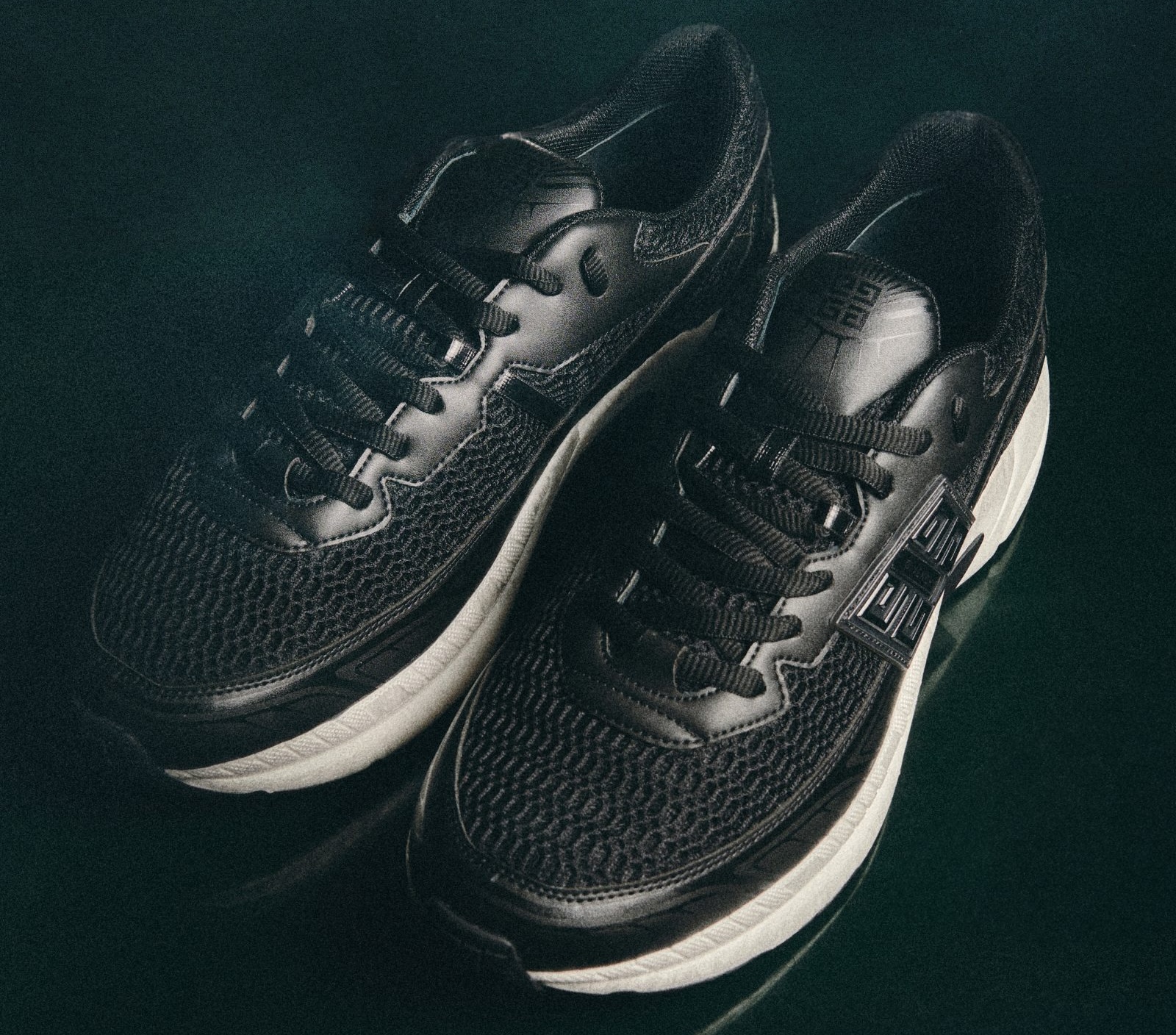 Hinh anh 4: Givenchy NFNTY-52: Buoc tien moi trong thoi trang the thao cao cap