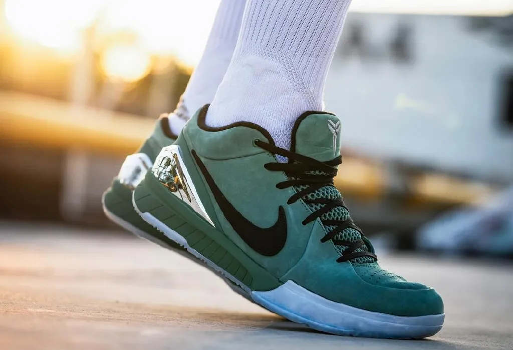 Nike Kobe 4 Protro: Su giao thoa giua qua khu va hien dai