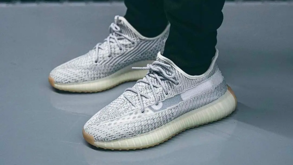 Bí quyết chọn size giày Yeezy Boost 350 V2 hoàn hảo cho bạn Hinh anh 6: Giay Yeezy Boost 350 V2 tren nen trang, bieu tuong thoi trang khong loi thoi
