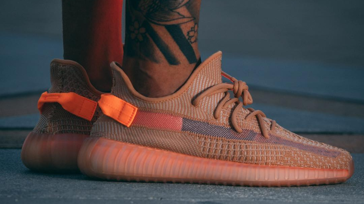 Bí quyết chọn size giày Yeezy Boost 350 V2 hoàn hảo cho bạn Hinh anh 8: Giay Yeezy Boost 350 V2 tren nen trang, bieu tuong thoi trang khong loi thoi