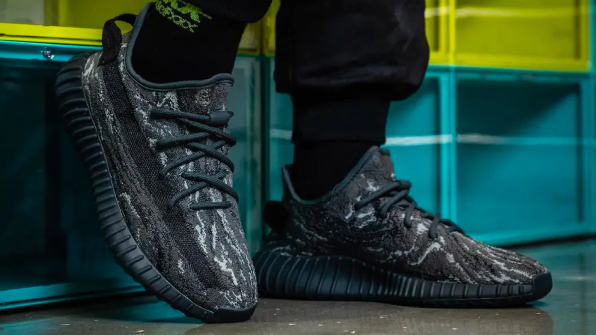 Bí quyết chọn size giày Yeezy Boost 350 V2 hoàn hảo cho bạn Hinh anh 7: Giay Yeezy Boost 350 V2 tren nen trang, bieu tuong thoi trang khong loi thoi