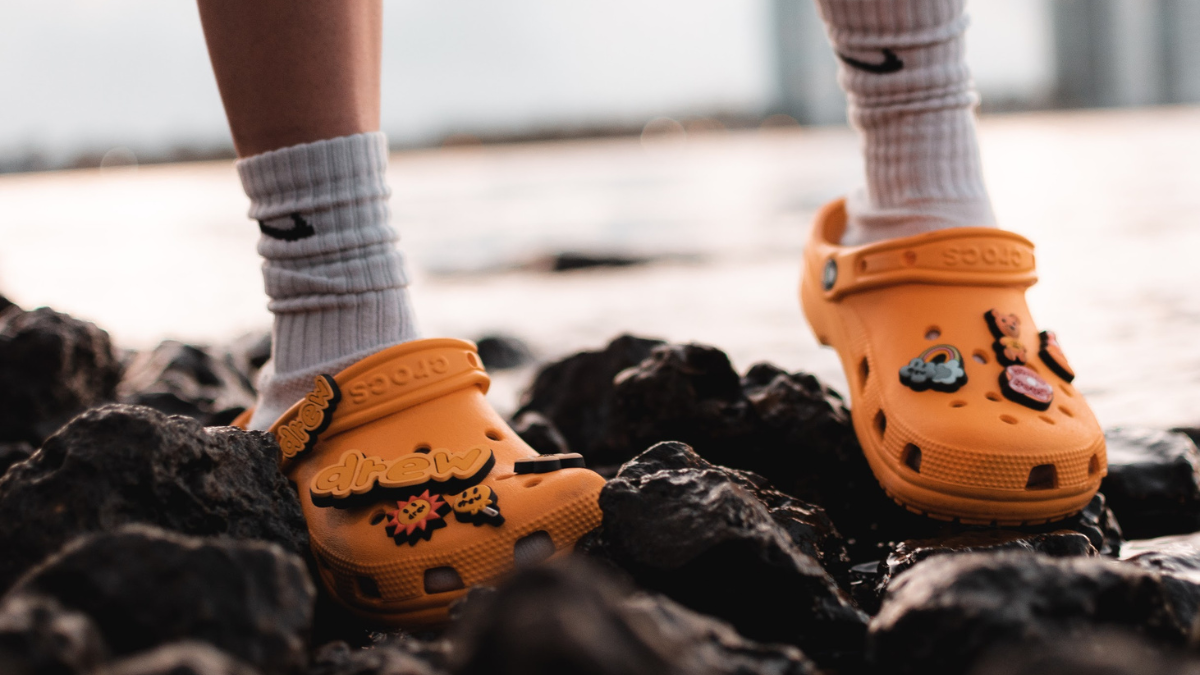 Hinh anh 1: Bi quyet chon size Crocs vua van: Thoai mai cho moi buoc chan