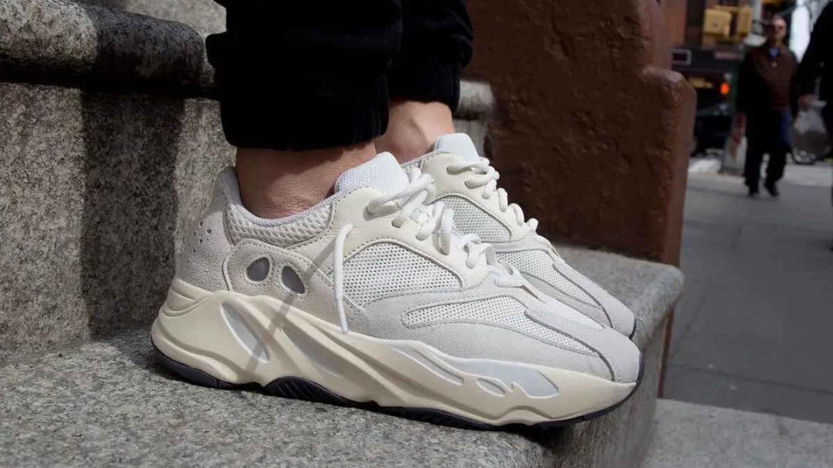 Hinh anh 2: Bi quyet "bo tui" de so huu doi Yeezy Boost 700 vua van hoan hao!