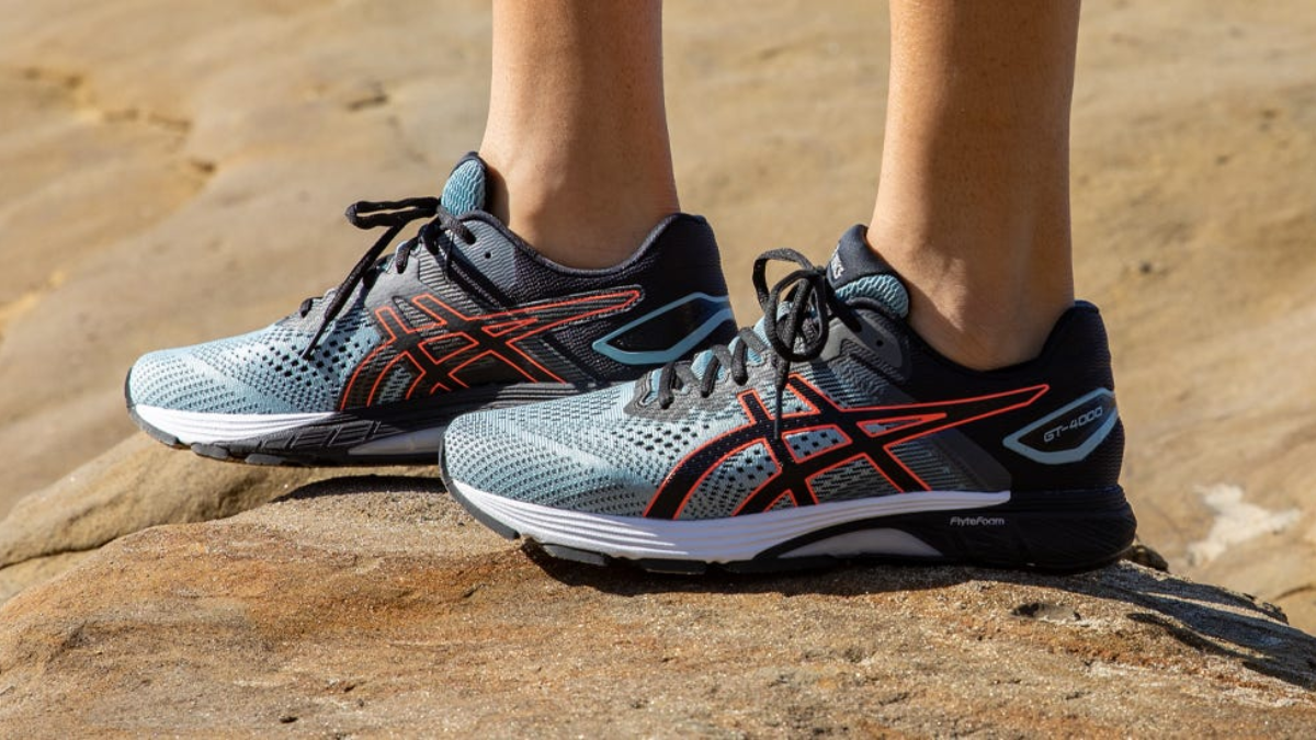 Làm thế nào để tìm được size giày Asics phù hợp với bạn? Hinh anh 2: Nguoi do chan de chon size giay Asics phu hop