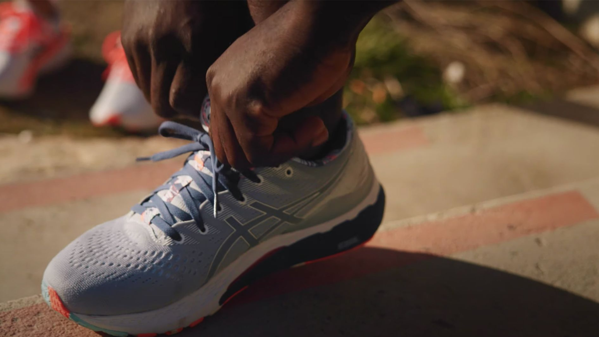 Làm thế nào để tìm được size giày Asics phù hợp với bạn? Hinh anh 6: Nguoi do chan de chon size giay Asics phu hop