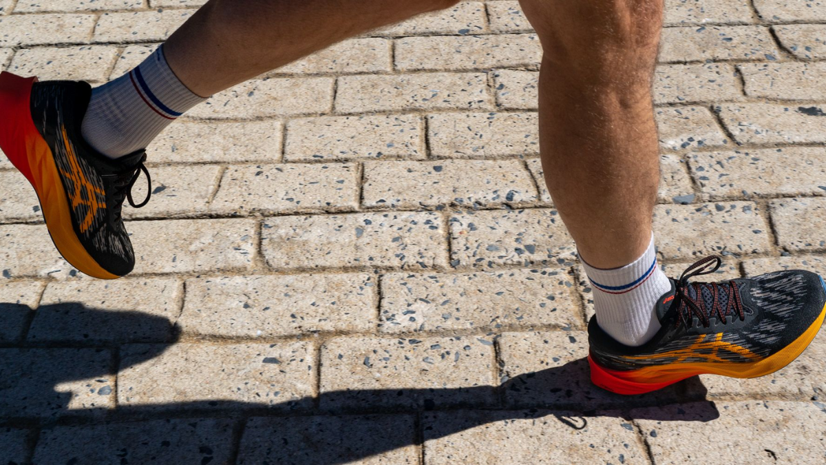 Làm thế nào để tìm được size giày Asics phù hợp với bạn? Hinh anh 4: Nguoi do chan de chon size giay Asics phu hop