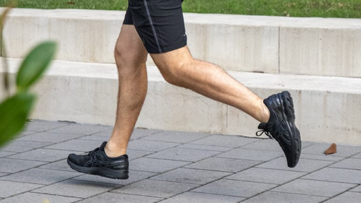 Làm thế nào để tìm được size giày Asics phù hợp với bạn? Hinh anh 8: Nguoi do chan de chon size giay Asics phu hop