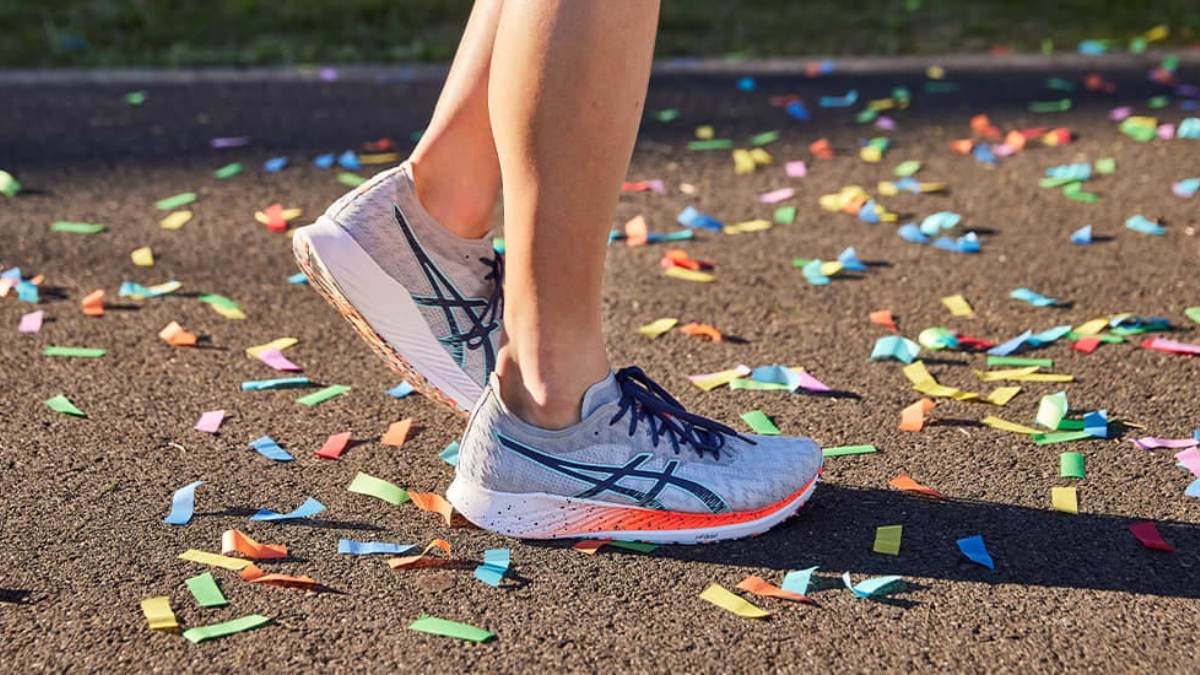 Làm thế nào để tìm được size giày Asics phù hợp với bạn? Hinh anh 7: Nguoi do chan de chon size giay Asics phu hop