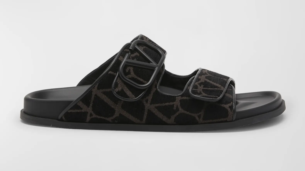 Hé lộ bộ sưu tập giày dép "đắt xắt ra miếng" của Suga BTS Hinh anh 6: He lo bo suu tap giay dep "dat xat ra mieng" cua Suga BTS