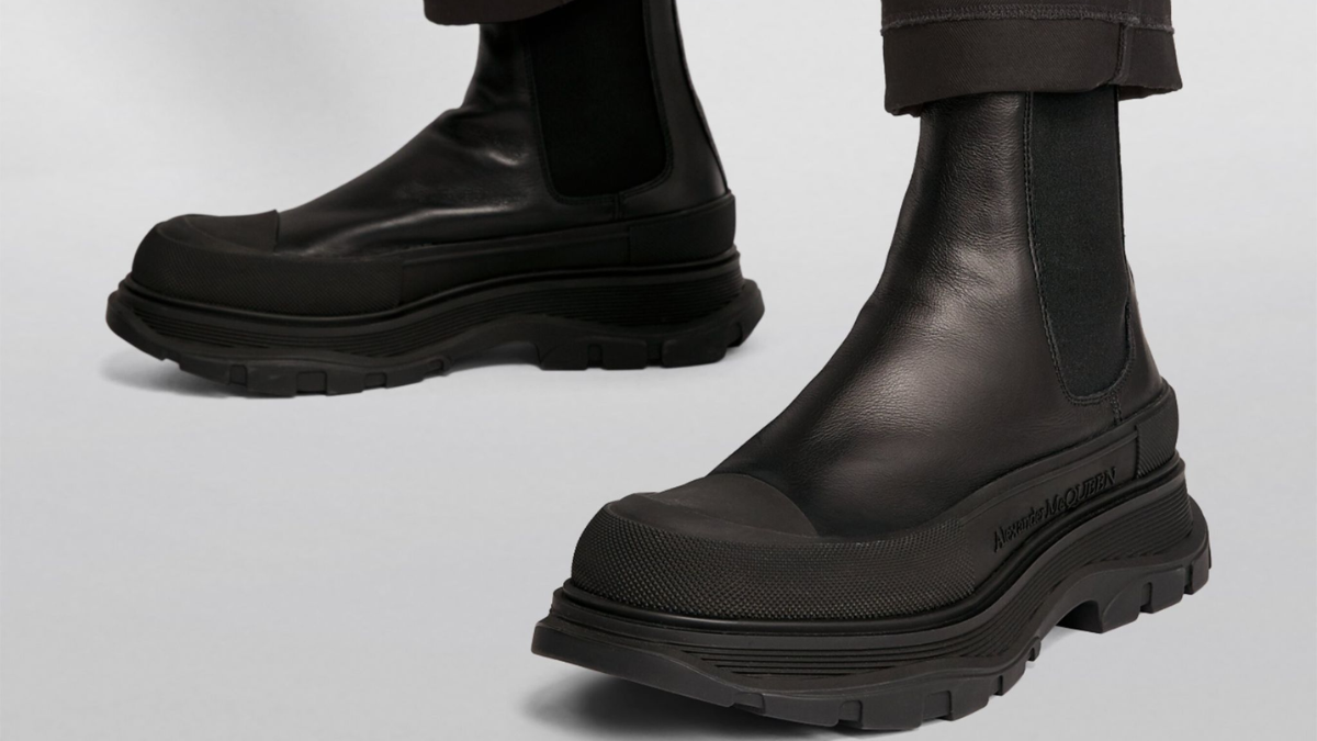 Hé lộ bộ sưu tập giày dép "đắt xắt ra miếng" của Suga BTS Hinh anh 8: He lo bo suu tap giay dep "dat xat ra mieng" cua Suga BTS