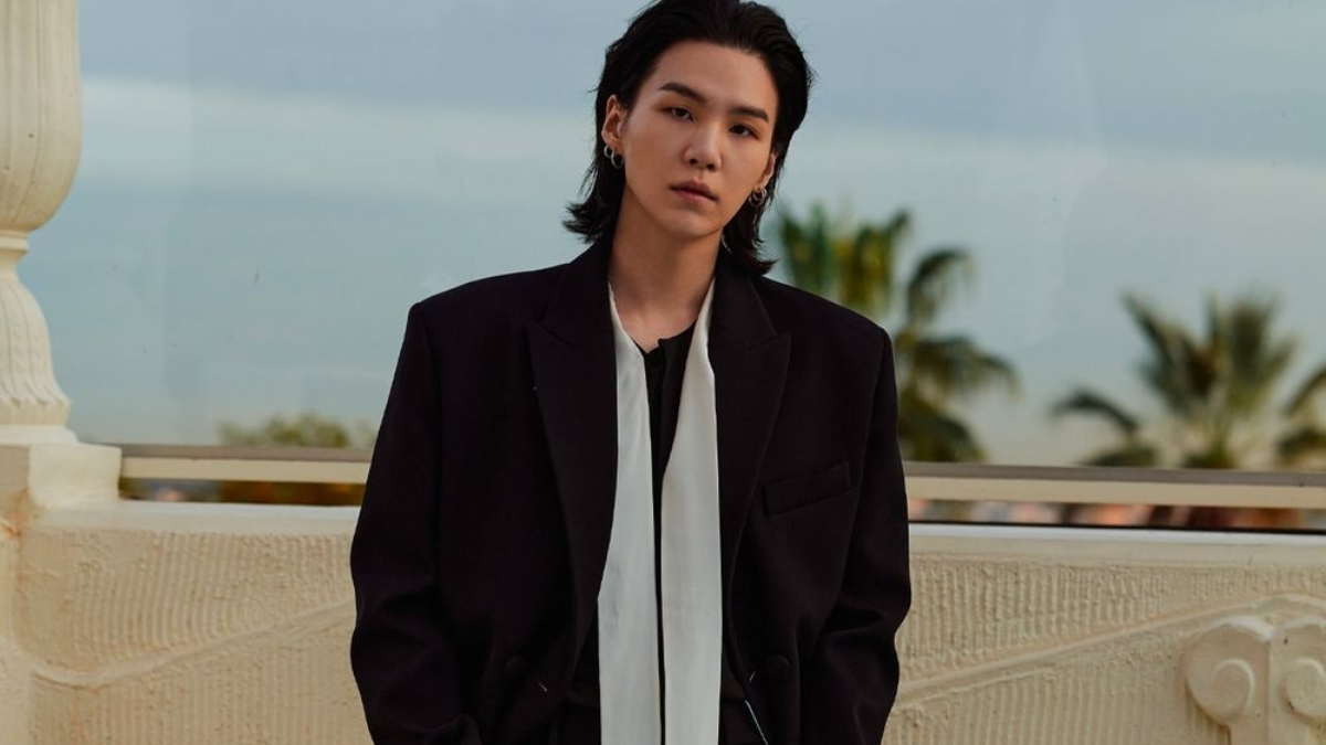 He lo bo suu tap giay dep "dat xat ra mieng" cua Suga BTS