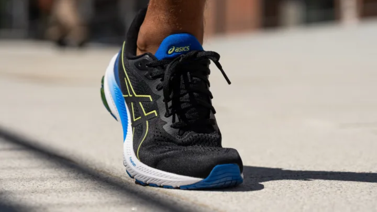 Bước đi tự tin với 8 đôi giày đi bộ êm ái và hỗ trợ tốt nhất Hinh anh 4: Buoc di tu tin voi 8 doi giay di bo em ai va ho tro tot nhat