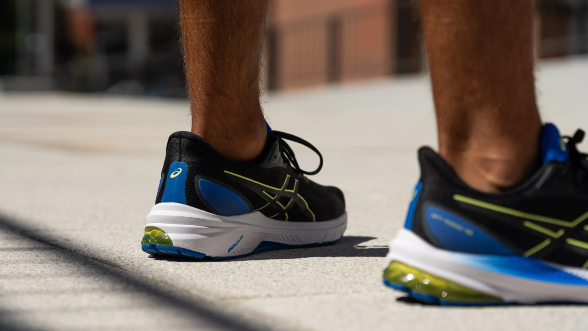 Bước đi tự tin với 8 đôi giày đi bộ êm ái và hỗ trợ tốt nhất Hinh anh 3: Buoc di tu tin voi 8 doi giay di bo em ai va ho tro tot nhat