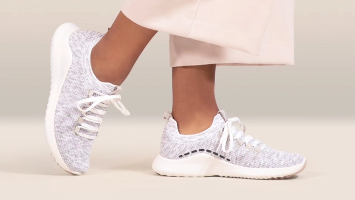 Bước đi tự tin với 8 đôi giày đi bộ êm ái và hỗ trợ tốt nhất Hinh anh 7: Buoc di tu tin voi 8 doi giay di bo em ai va ho tro tot nhat