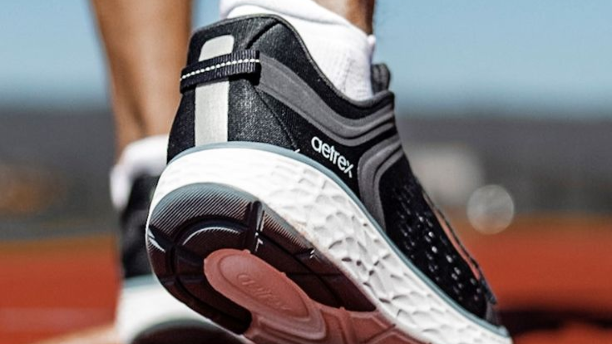 Bước đi tự tin với 8 đôi giày đi bộ êm ái và hỗ trợ tốt nhất Hinh anh 8: Buoc di tu tin voi 8 doi giay di bo em ai va ho tro tot nhat