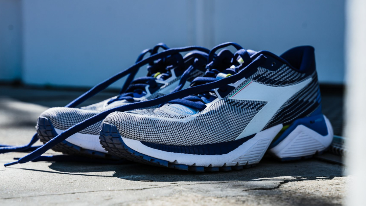 Bước đi tự tin với 8 đôi giày đi bộ êm ái và hỗ trợ tốt nhất Hinh anh 13: Buoc di tu tin voi 8 doi giay di bo em ai va ho tro tot nhat