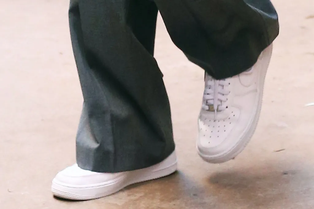 Hinh anh 3: Top 10 mau giay sneaker co the ket hop duoc voi bo vest cua ban