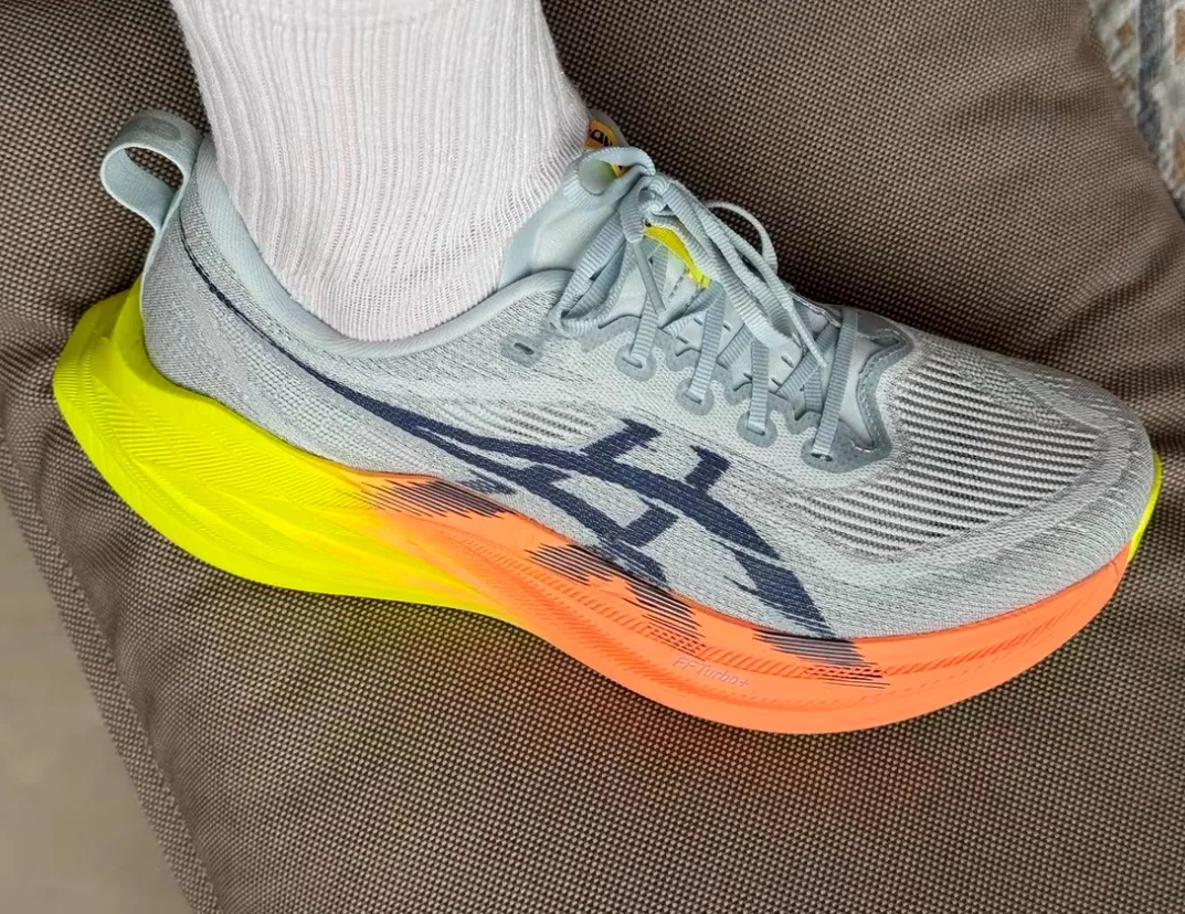 Alternative view of Giày Asics Superblast 2 'Paris' 1013A150-750