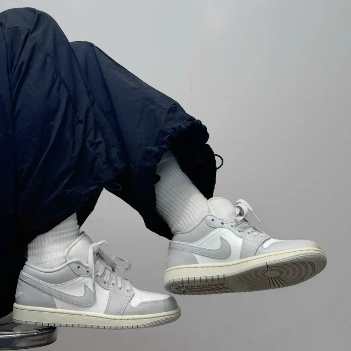 Alternative view of Giày Nike Air Jordan 1 Low 'Light Grey Sail' DC0774-103