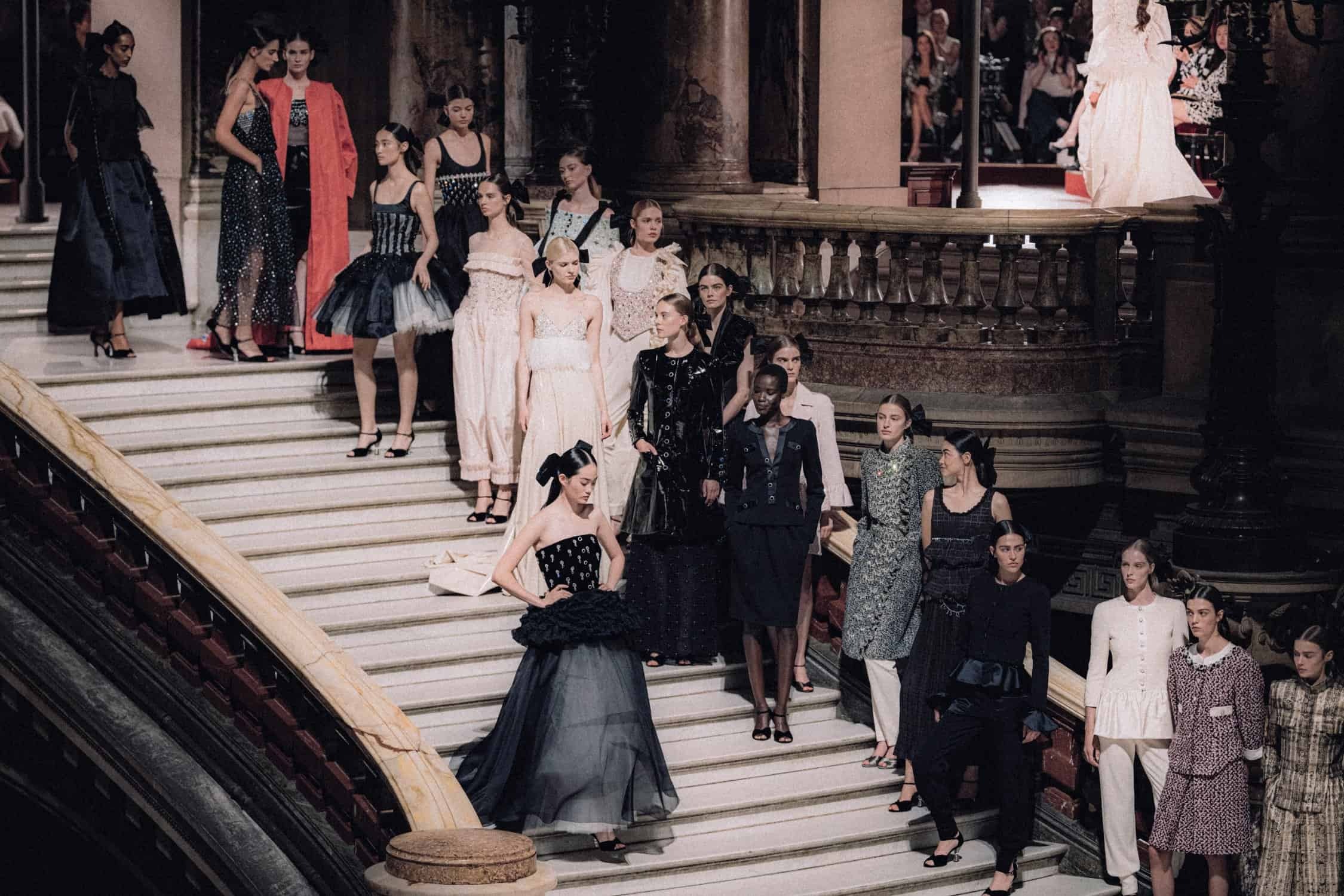 Hinh anh 2: Chanel Thu 2024 Haute Couture - su tai hien day kich tinh tai Palais Garnier