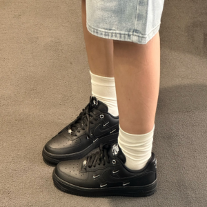 Giay Nike Air Force 1 Low 'Black Silver Mini Swoosh' HQ1180-001