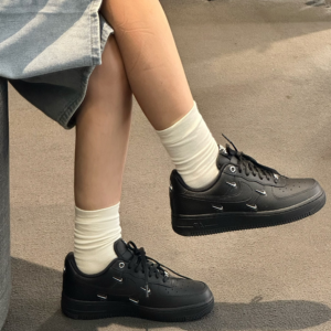 Giay Nike Air Force 1 Low 'Black Silver Mini Swoosh' HQ1180-001