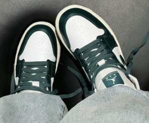 Giay Nike Air Jordan 1 Mid 'Green Sail' BQ6472-133