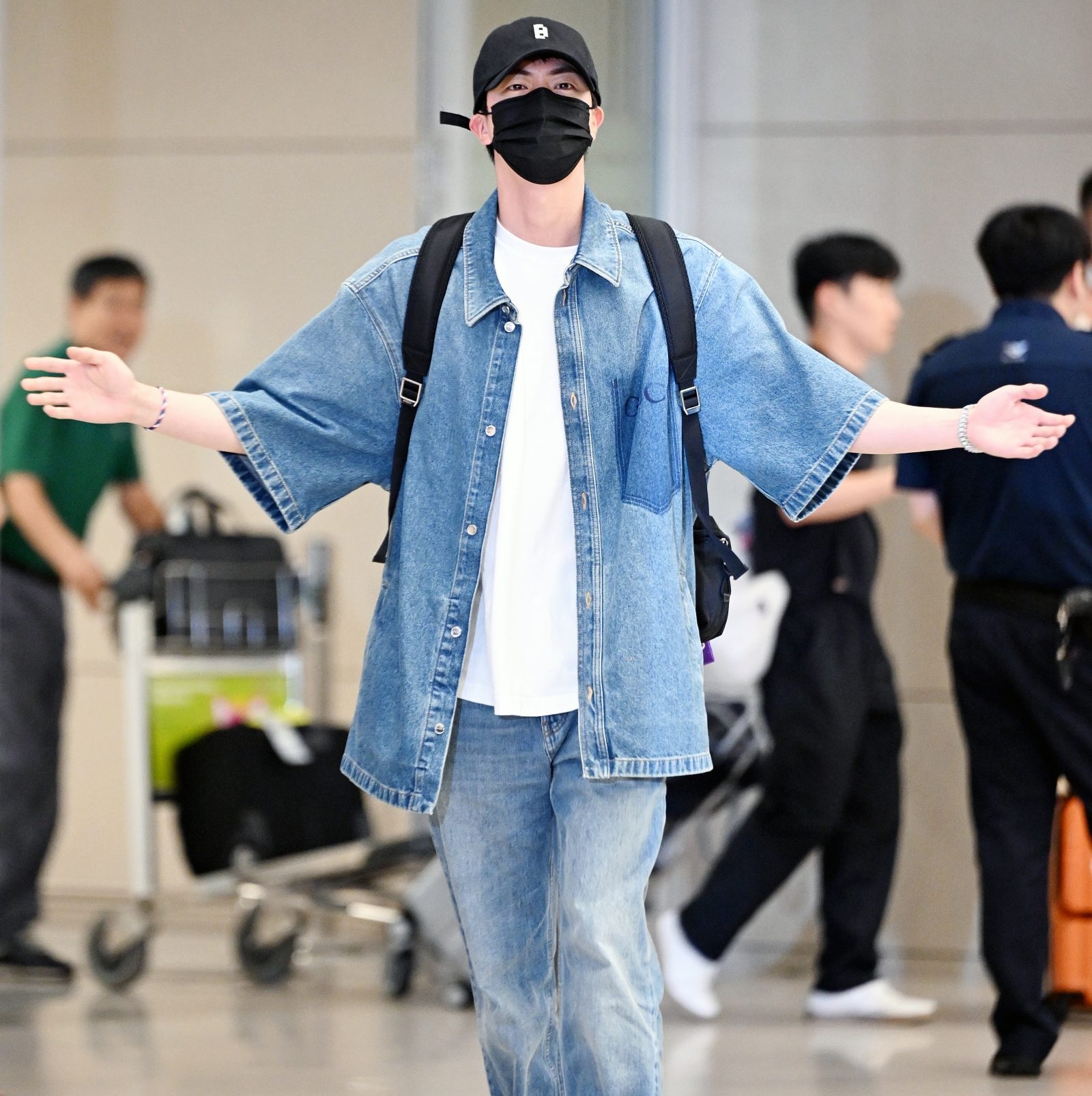 Hinh anh 4: Jin (BTS) khuay dao san bay Incheon voi set do denim Gucci dang cap