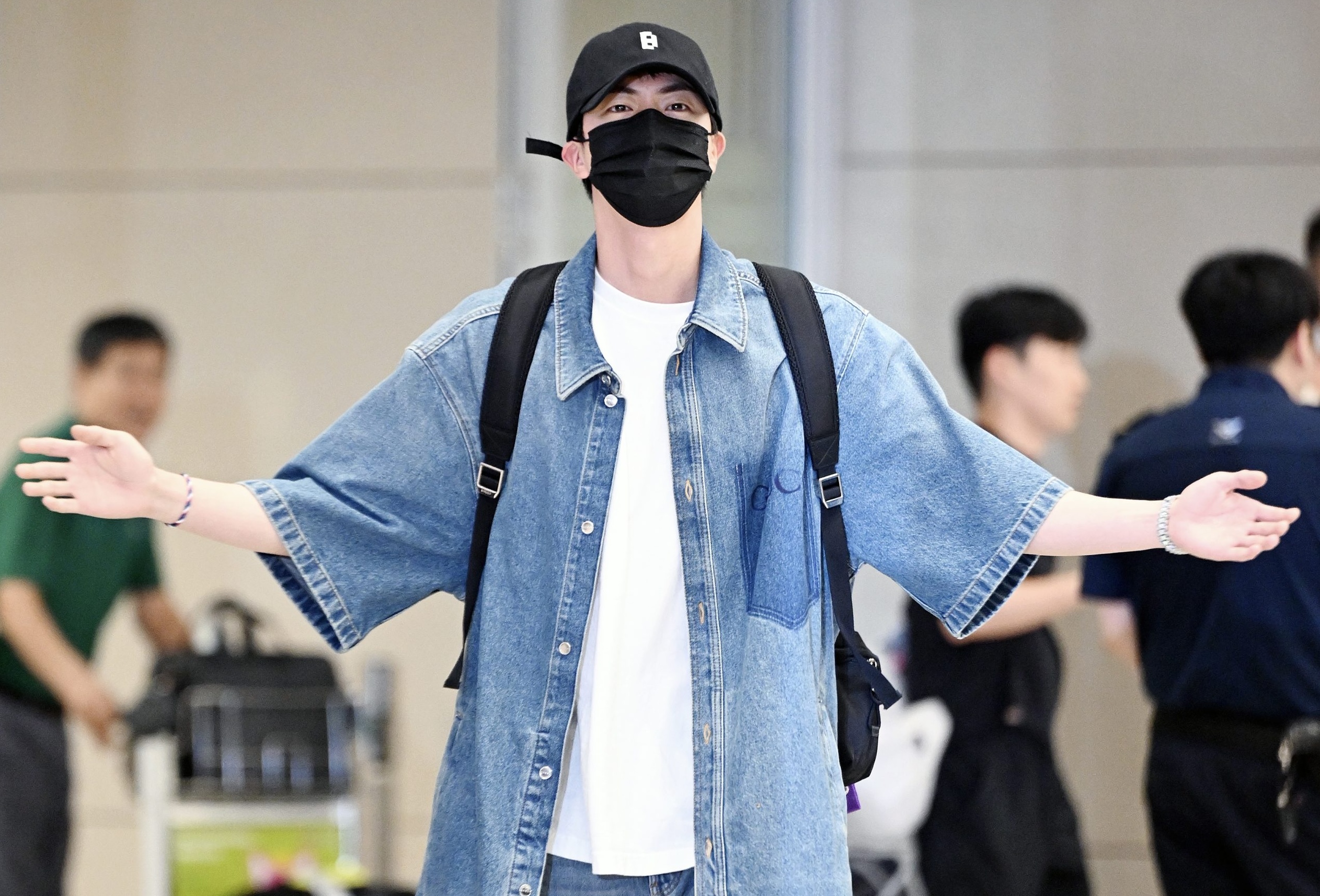 Hinh anh 1: Jin (BTS) khuay dao san bay Incheon voi set do denim Gucci dang cap