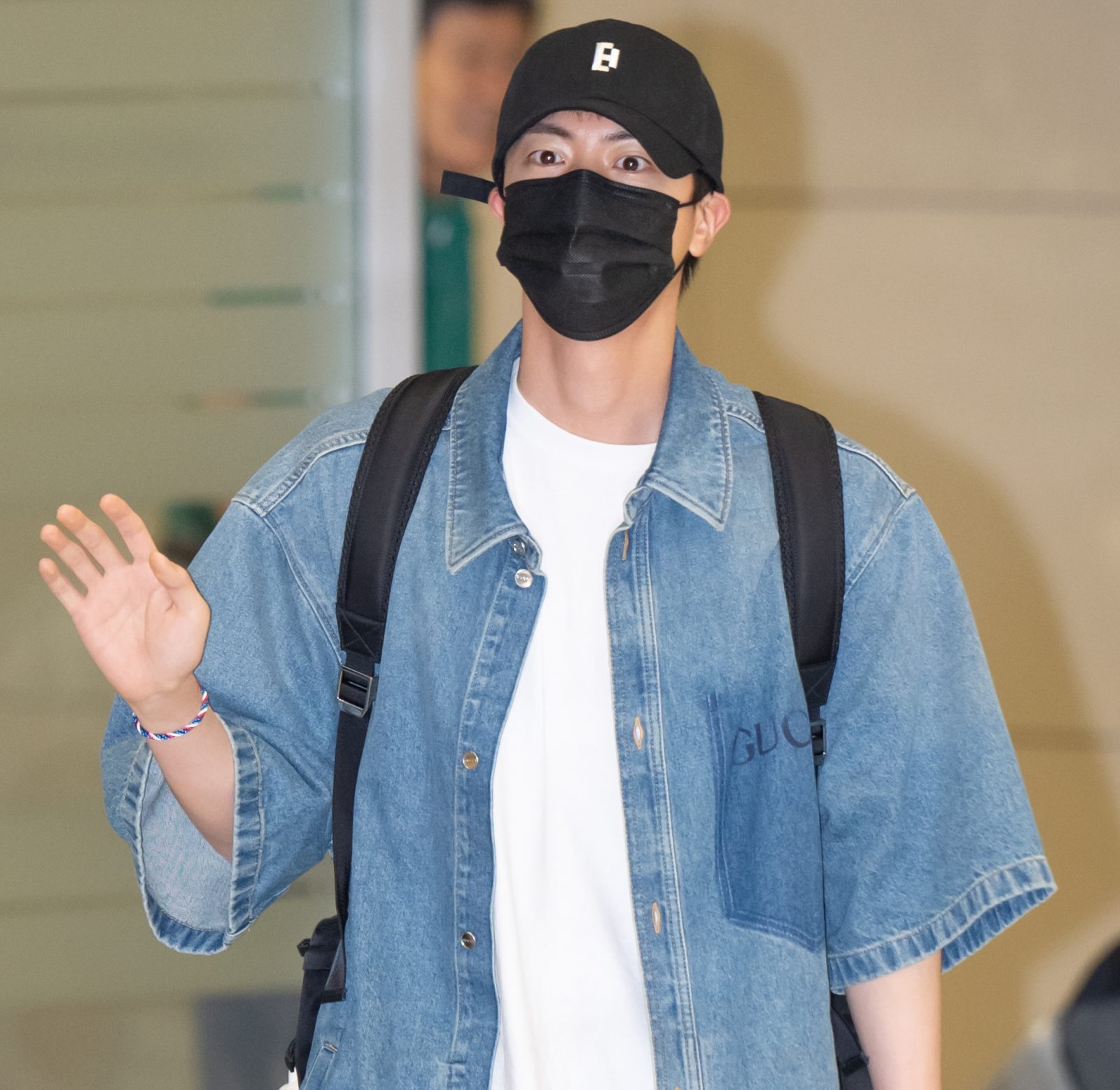 Hinh anh 2: Jin (BTS) khuay dao san bay Incheon voi set do denim Gucci dang cap