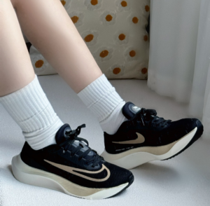 Giay Nike Zoom Fly 5 'Black Metallic Gold Grain' DM8968-002