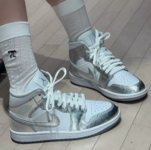 Giay Nike Air Jordan 1 Mid SE 'Metallic Silver' FN5031-100