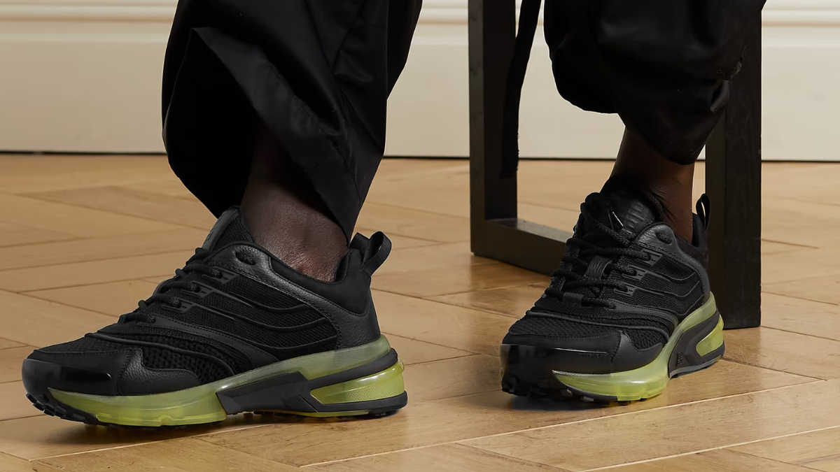 Hinh anh 10: Can canh nhung doi giay hang hieu dat do nhat cua Jin BTS