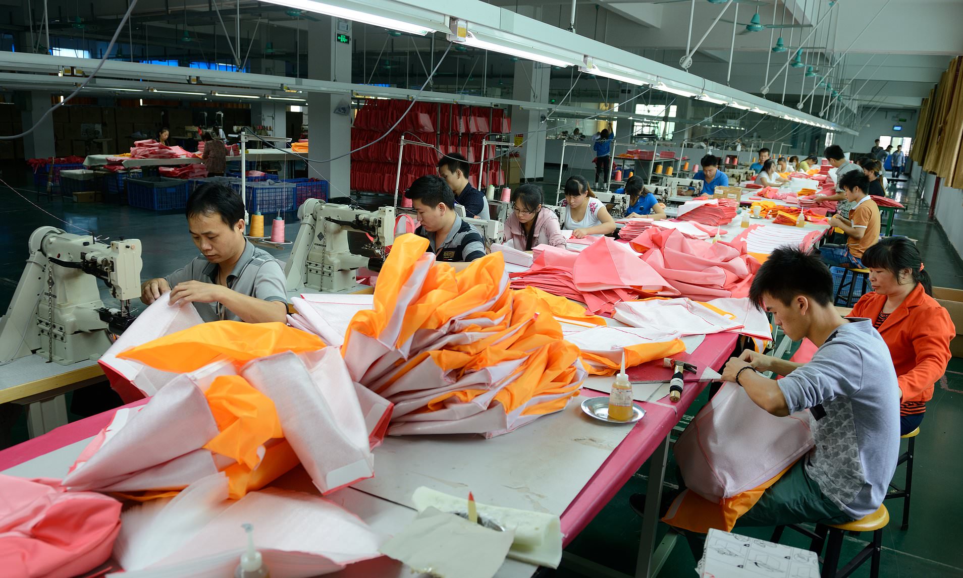 Vụ bê bối tại Dior và Armani: Điều tra lạm dụng lao động tại các nhà máy sản xuất hàng xa xỉ Hinh anh 5: Vu be boi tai Dior va Armani: Dieu tra lam dung lao dong tai cac nha may san xuat hang xa xi