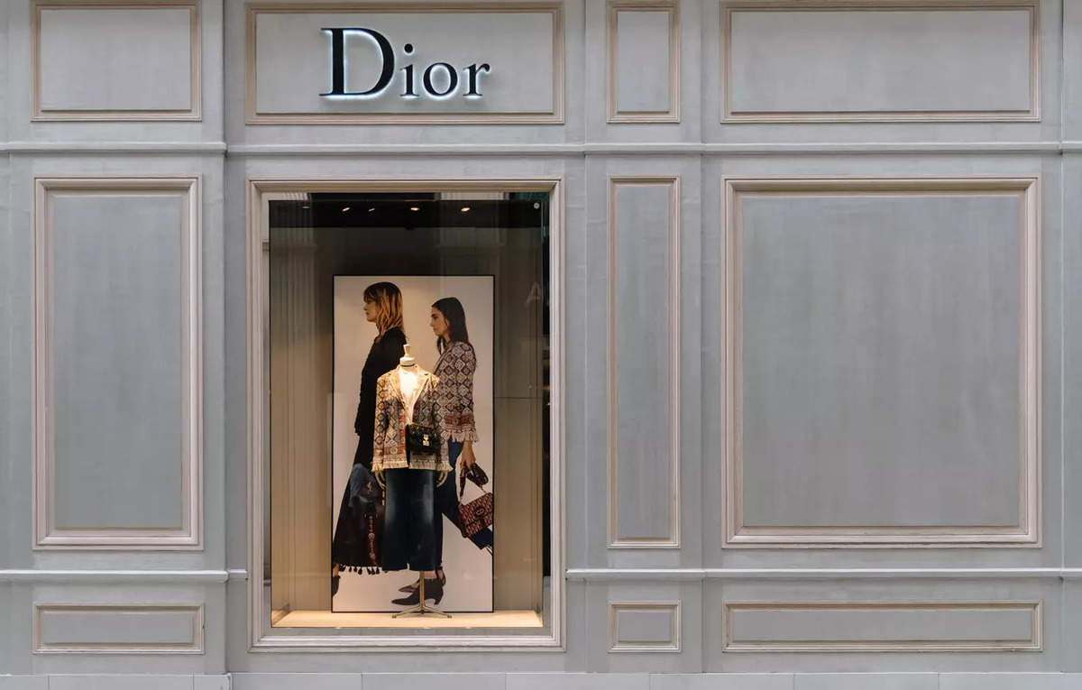 Vụ bê bối tại Dior và Armani: Điều tra lạm dụng lao động tại các nhà máy sản xuất hàng xa xỉ Hinh anh 4: Vu be boi tai Dior va Armani: Dieu tra lam dung lao dong tai cac nha may san xuat hang xa xi