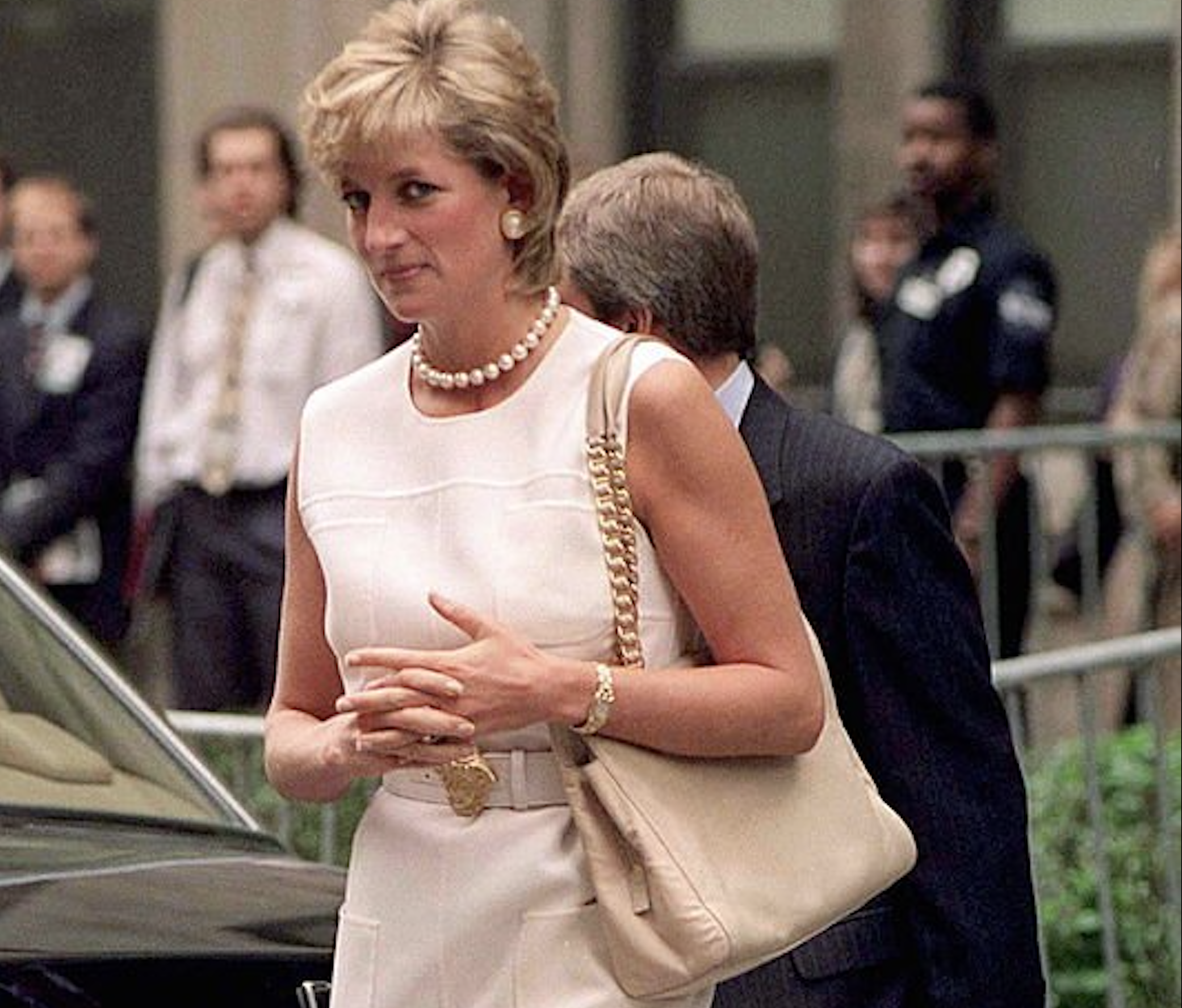 Điểm qua 8 chiếc túi xách yêu thích của Công nương Diana Hinh anh 3: Diem qua 8 chiec tui xach yeu thich cua Cong nuong Diana