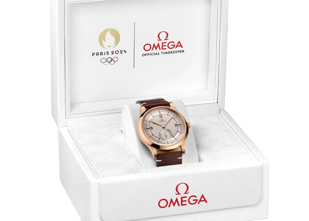 Hinh anh 5: Omega Paris 2024 Bronze Gold Edition: Bieu tuong huy chuong Olympic