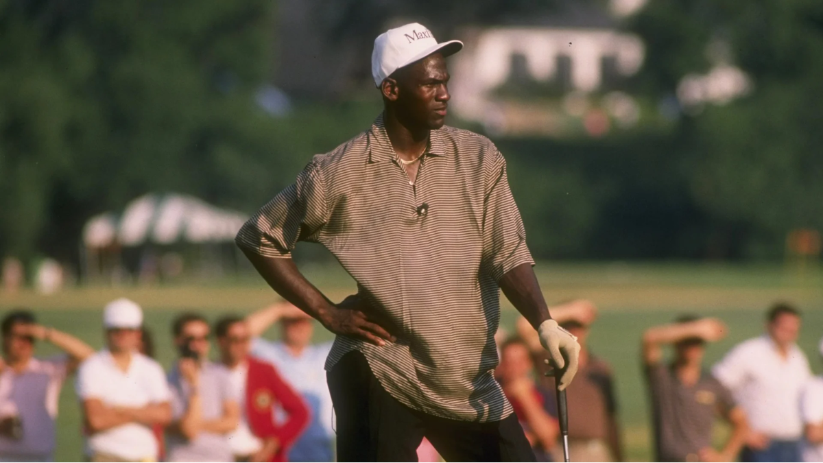 Danh bai moi doi thu tren san golf voi 9 sieu pham Air Jordan