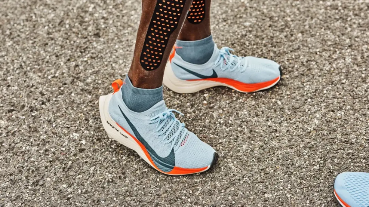 Hinh anh 3: Cau chuyen dang sau nhung doi giay gay tranh cai