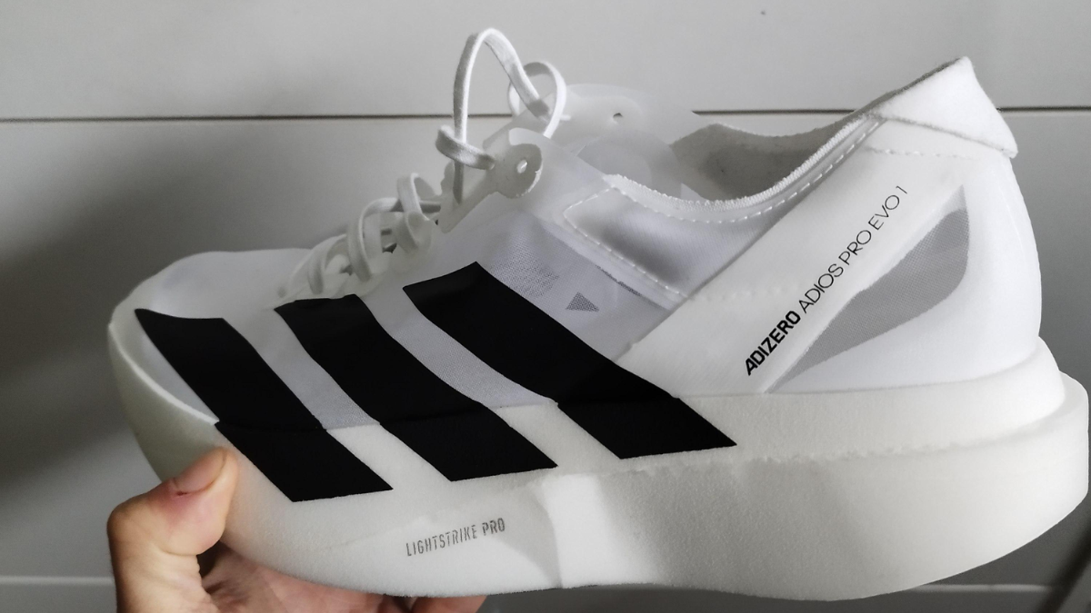 Hinh anh 7: Cau chuyen dang sau nhung doi giay gay tranh cai