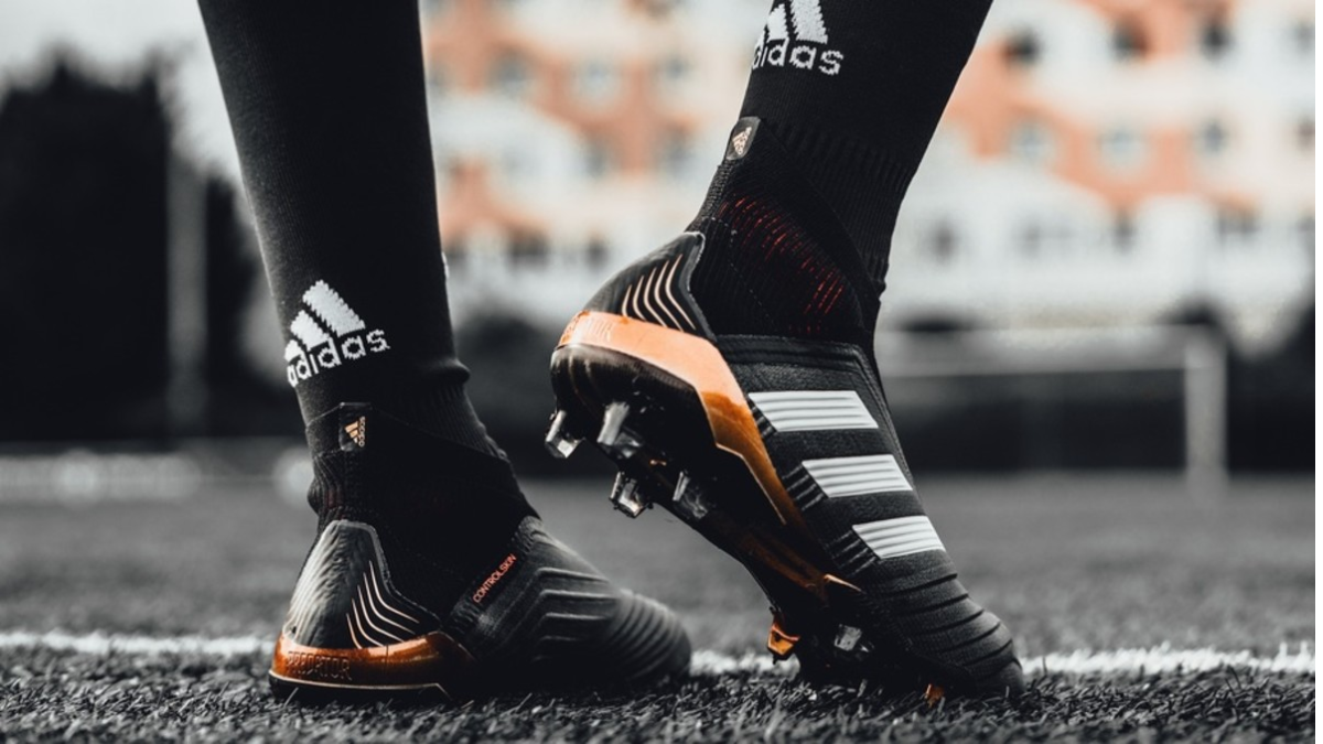 Hinh anh 1: Cau chuyen dang sau nhung doi giay gay tranh cai