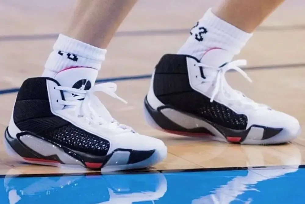 Hinh anh 3: Top 8 mau giay bong ro chuyen danh cho nguoi chan be