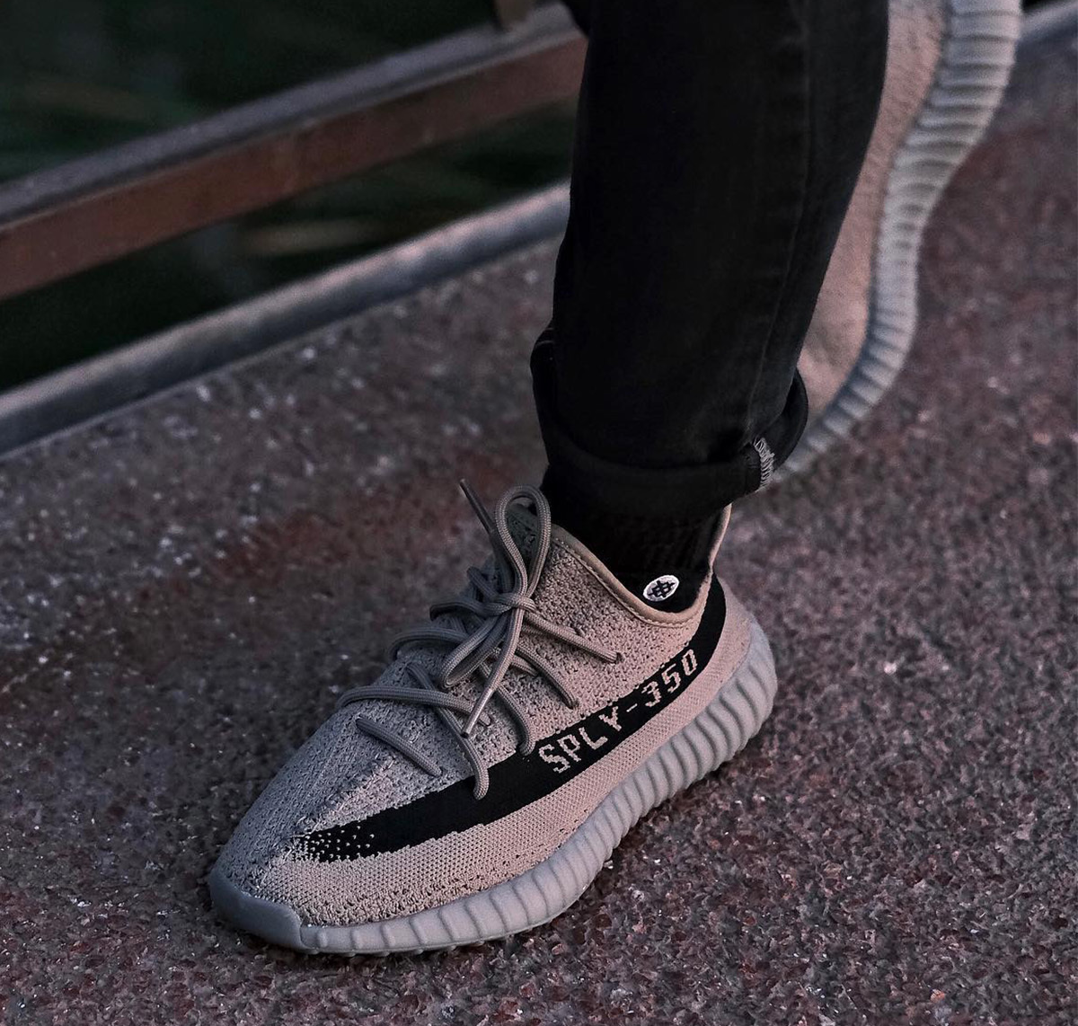 Alternative view of Giày Adidas Yeezy Boost 350 V2 'Granite' HQ2059