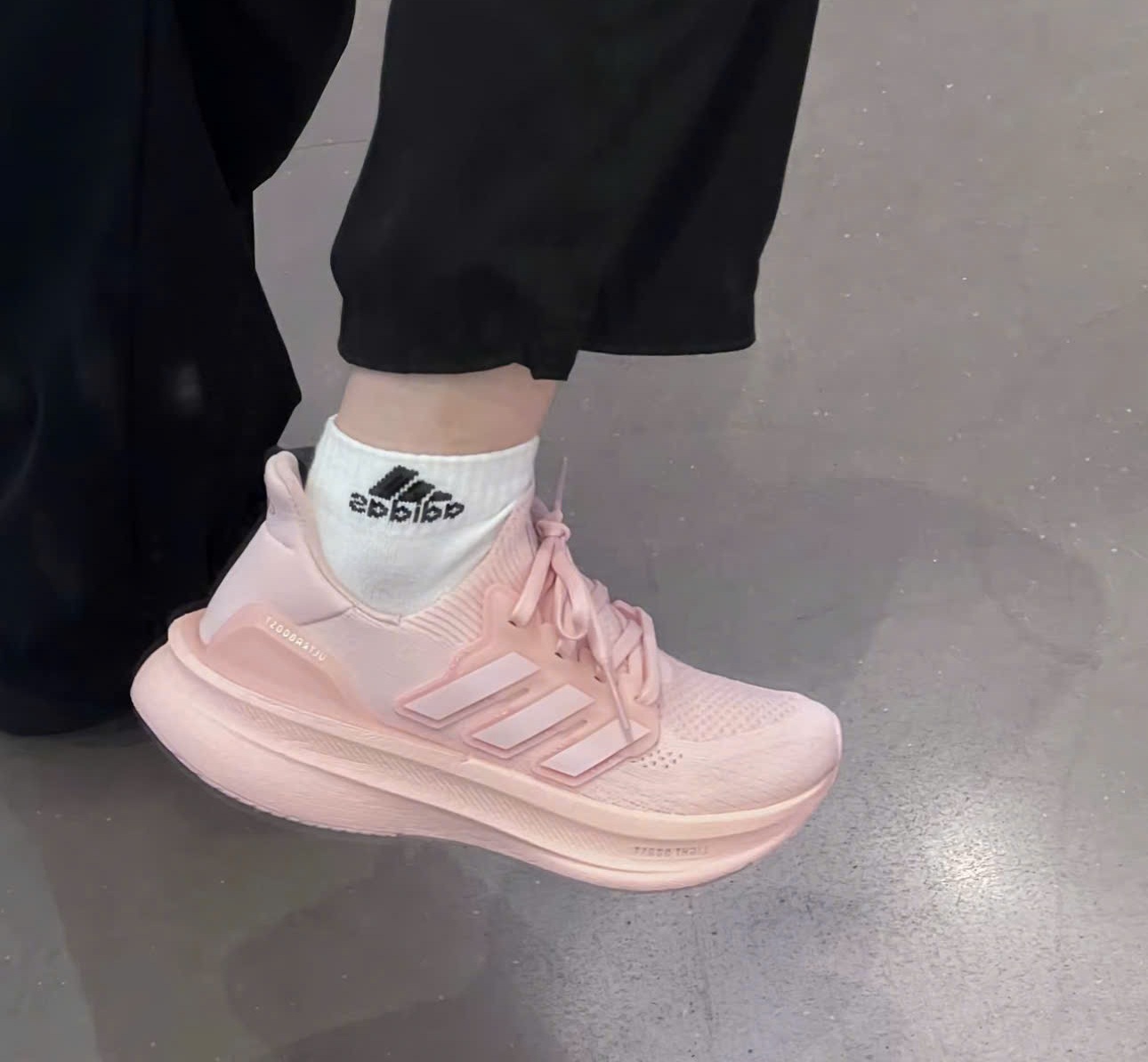 Alternative view of Giày Adidas Ultraboost 5 'Pink' ID8845