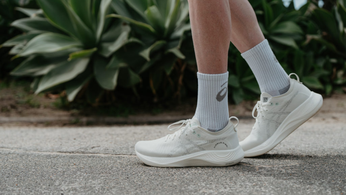 Hinh anh 1: Review Asics Nimbus 26: Dem em, chay nhe tenh nhu may