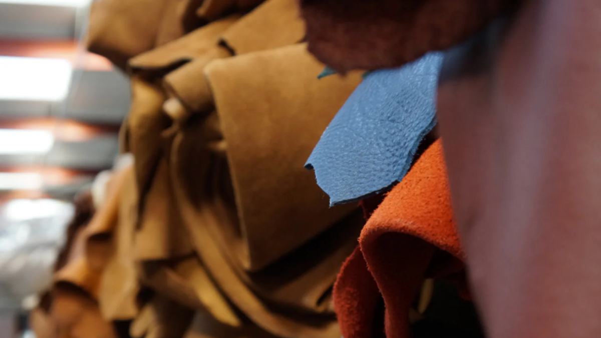 Hinh anh 1: Nubuck vs Suede: Dau la chat lieu ben dep hon?