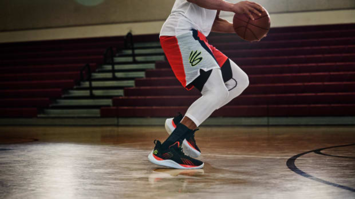 Top 6 doi giay bong ro Under Armour tot nhat ban khong the bo qua