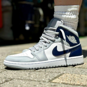 Giay Nike Air Jordan 1 Mid 'Wolf Grey Midnight Navy' DQ8426-104